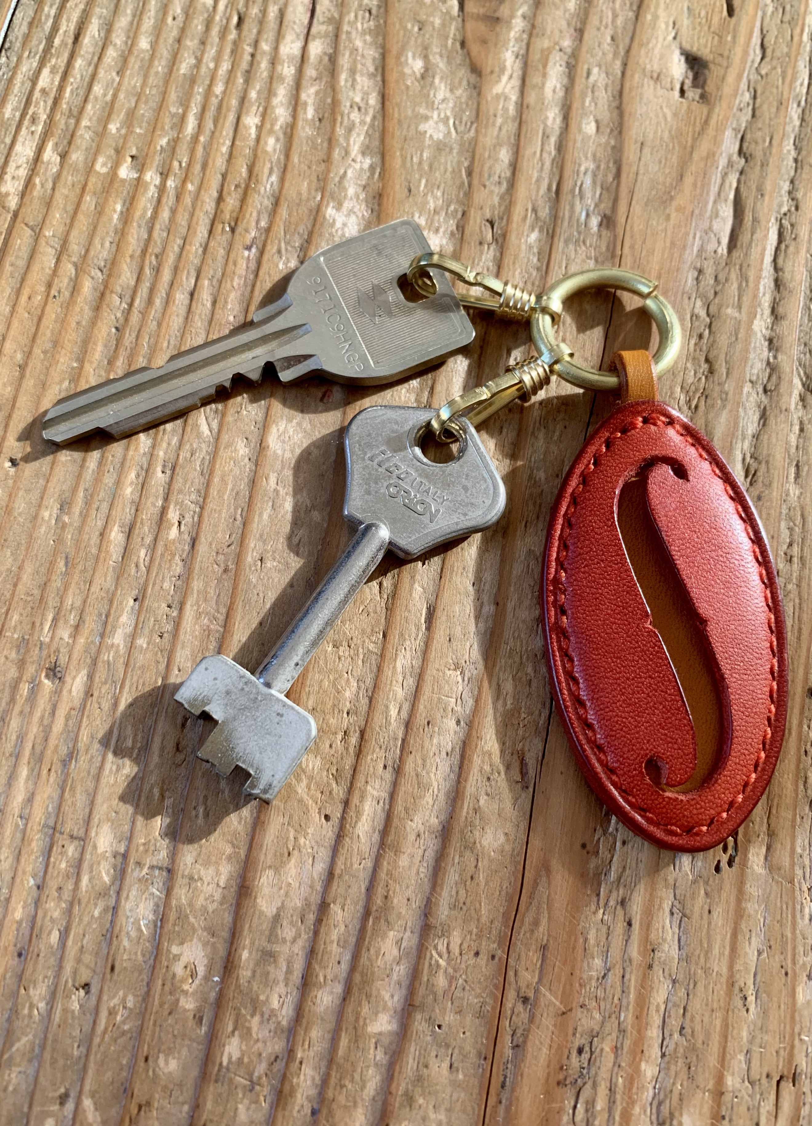 手縫いで創った革のキーホルダー『Topolino 212』