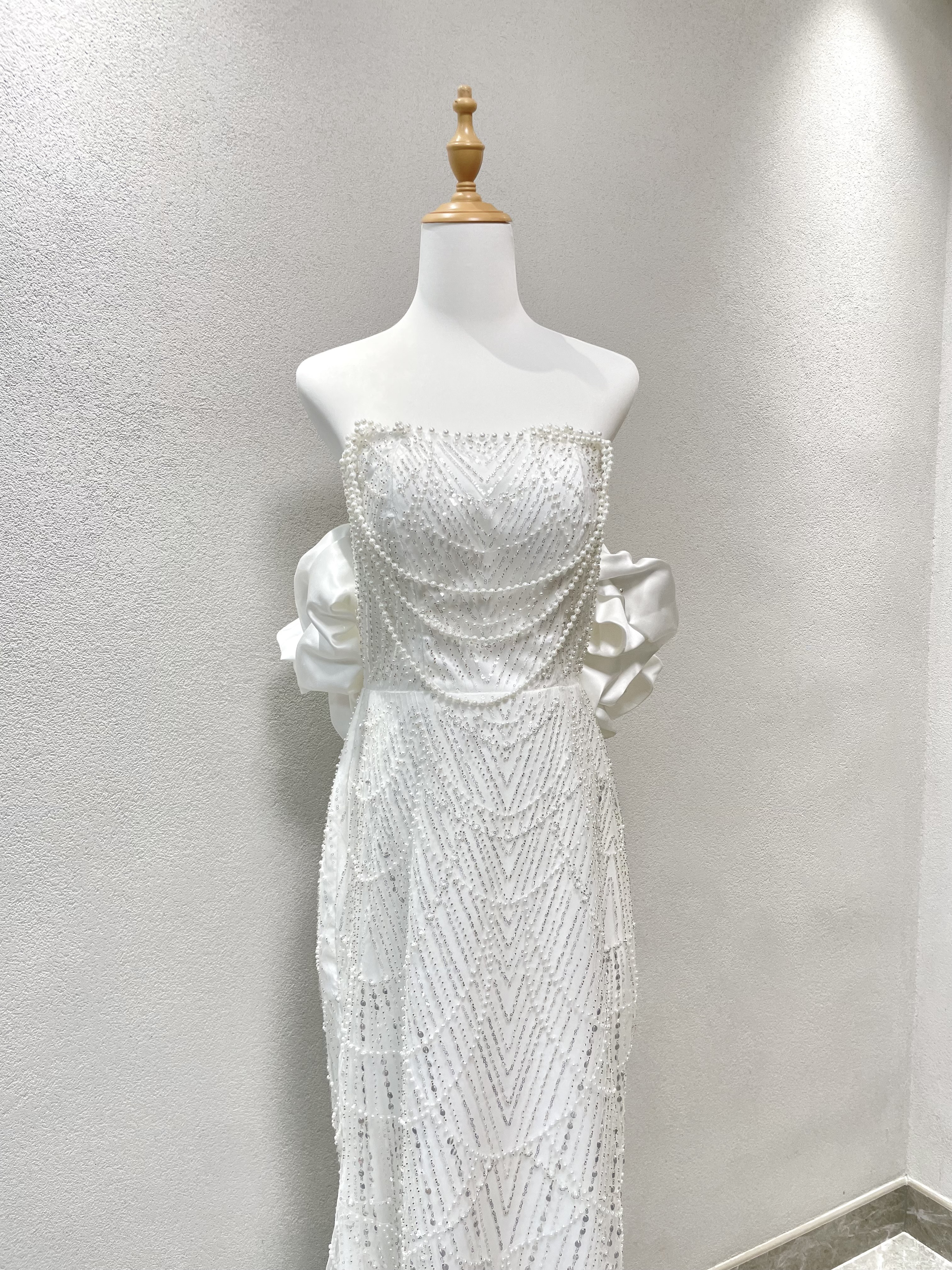 美品！グリッター　たっぷりパール　オフショルダー　袖あり二の腕カバー　オフホワイト　マーメイドワンピースパーティードレス