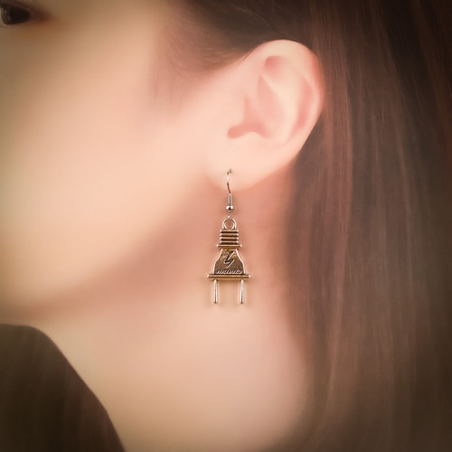 電球とコンセントのアシンメトリーおもしろピアス ピアス（フック