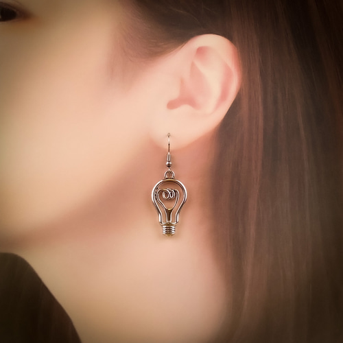 電球とコンセントのアシンメトリーおもしろピアス ピアス（フック
