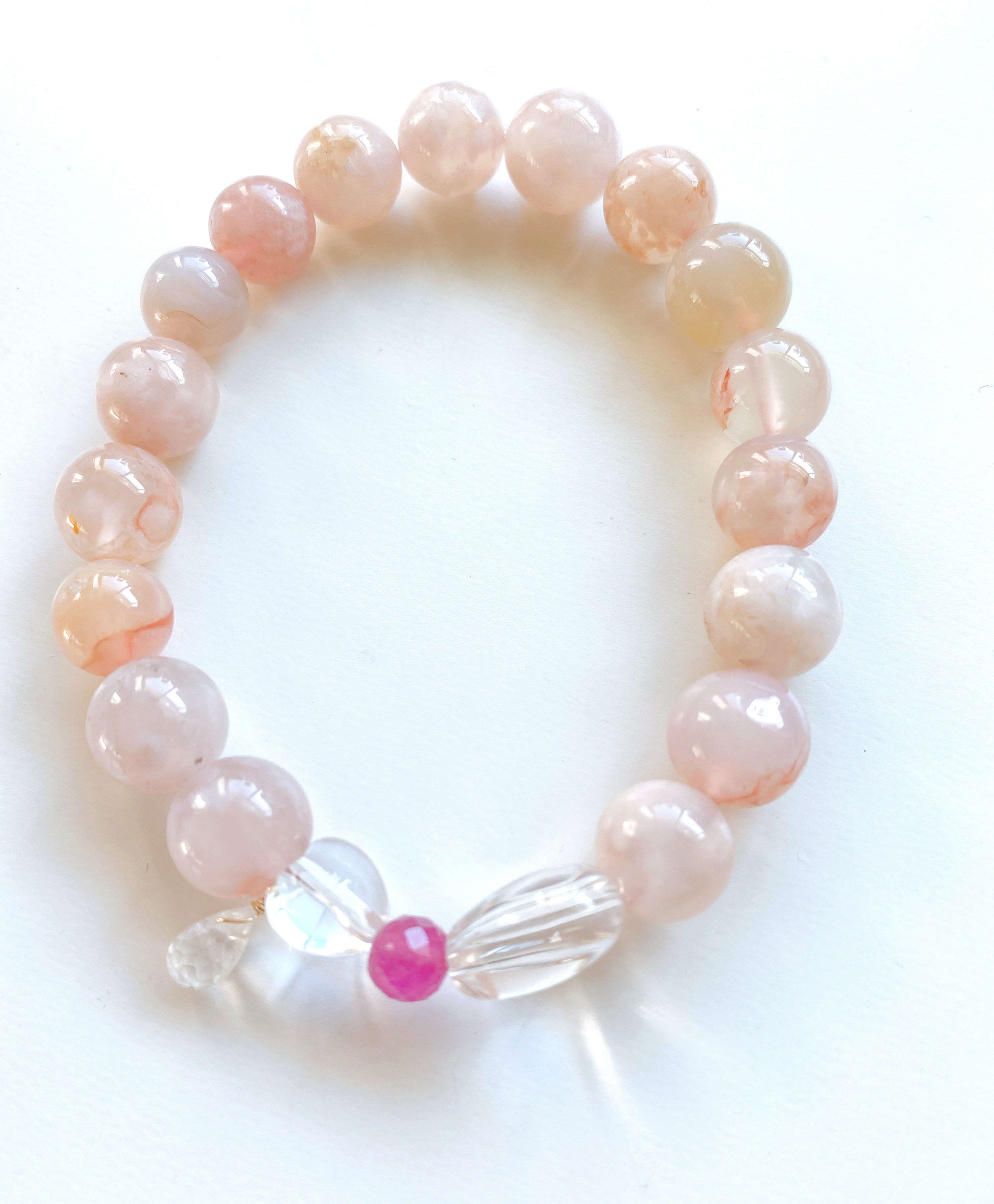 【8-111】ふんわり桜メノウに水晶とルビーで飾り付け。優しいブレスレット。