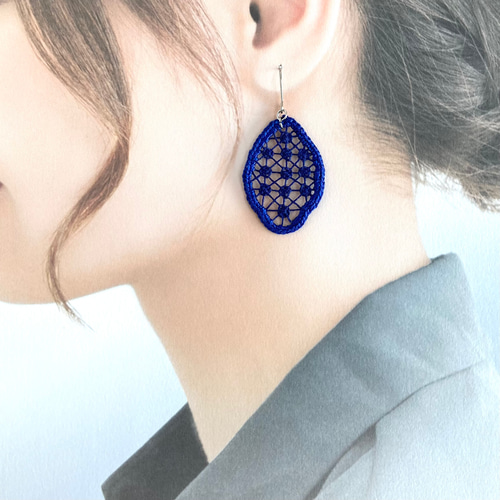 ドット模様のレース 糸のピアス/イヤリング ブルー ニャンドゥティの
