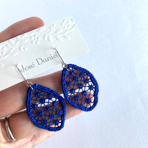 フランスアンティーク　最後の晩餐がブルー糸で刺繍されたシャビーな感じが最高です！ ドット模様のレース 糸のピアス/イヤリング ブルー ニャンドゥティの
