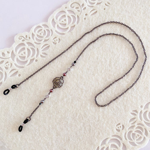 薔薇チャーム＆バーガンディー色SWAROVSKIパールのアンティーク調