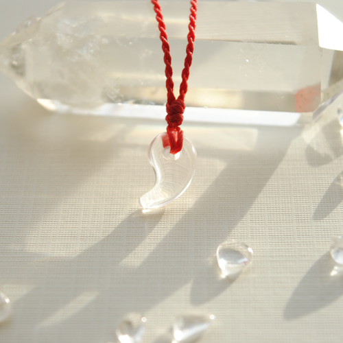 ちっちゃな勾玉ネックレス*クリスタル ネックレス・ペンダント