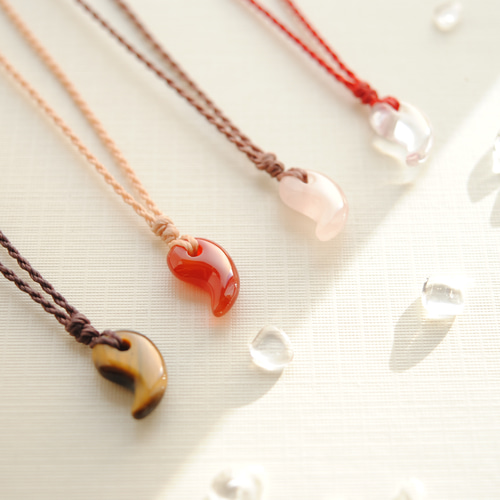 ちっちゃな勾玉ネックレス*クリスタル ネックレス・ペンダント うさぎ