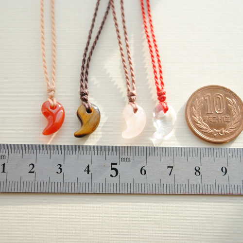 ちっちゃな勾玉ネックレス*クリスタル ネックレス・ペンダント