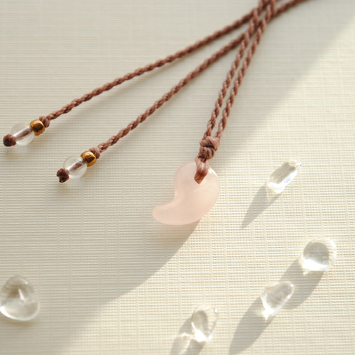 ちっちゃな勾玉ネックレス*ローズクォーツ ネックレス