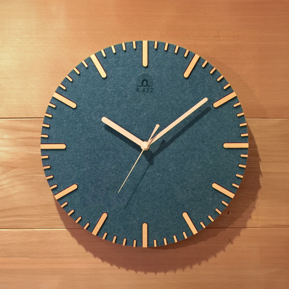 フェルトの掛け時計（ブルー） 1枚目の画像