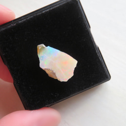 【美しい鉱物標本】虹の欠片のようなオパールの原石 8枚目の画像