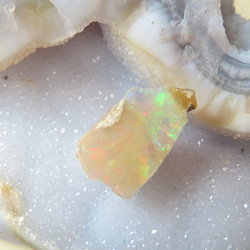 【美しい鉱物標本】虹の欠片のようなオパールの原石 5枚目の画像
