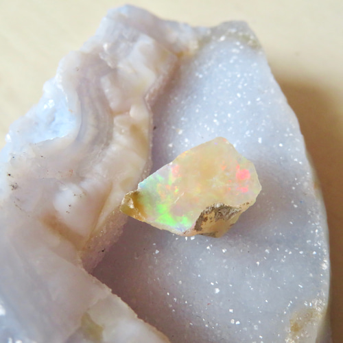 美しい鉱物標本】虹の欠片のようなオパールの原石 その他置物 