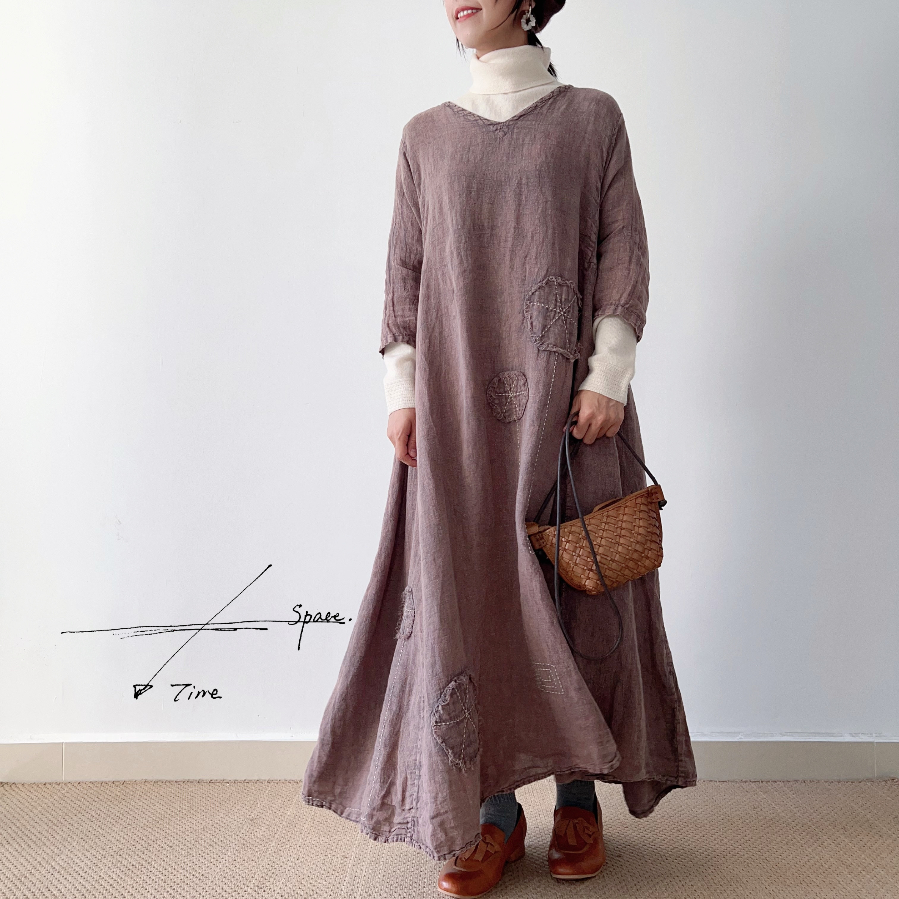 ⁂泥染め⁂手刺繍⁂リネン100％布張り⁂浅めのVネック⁂マキシロングワンピース*O-1ZB