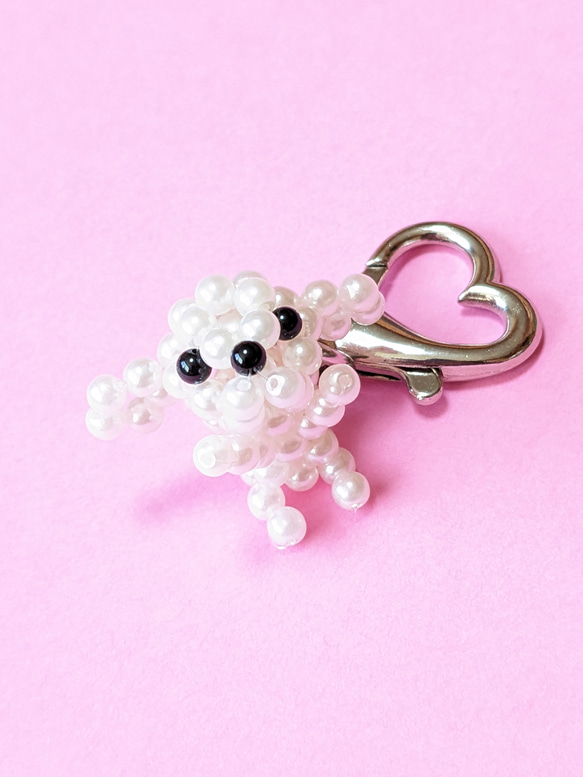 珍珠與黑瑪瑙製成的小狗鑰匙圈吊飾 第1張的照片