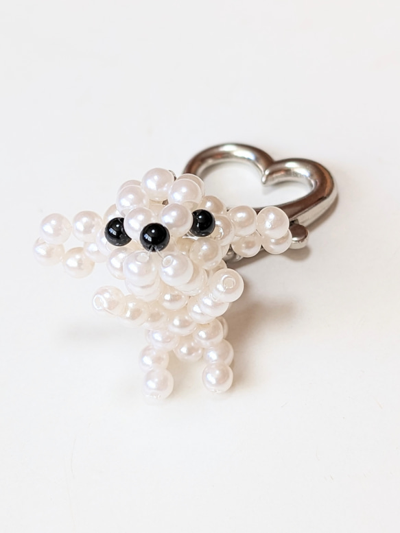 珍珠與黑瑪瑙製成的小狗鑰匙圈吊飾 第4張的照片