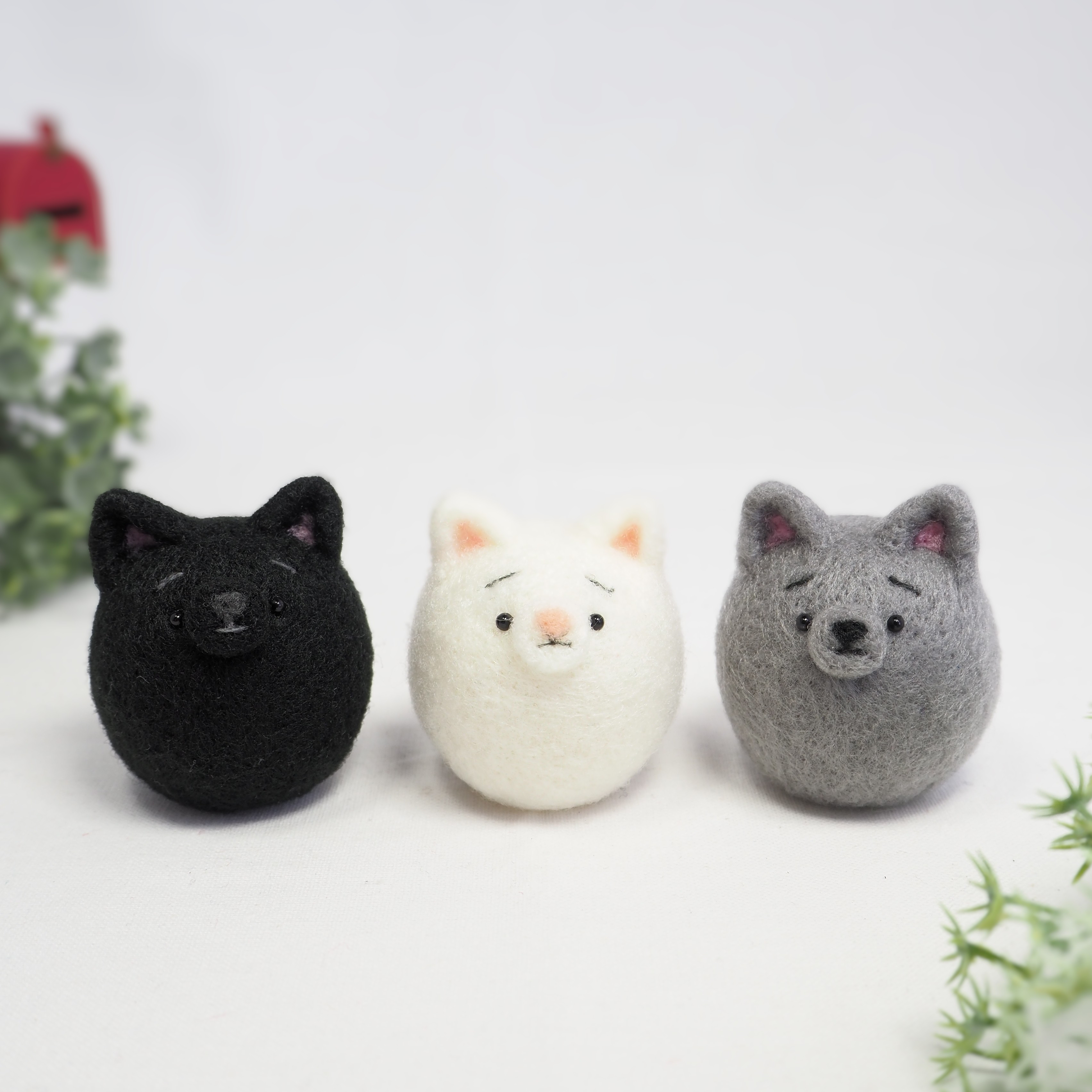 【受注製作】まゆねこ単色(白ねこ・黒ねこ・ロシアンブルー)　羊毛フェルト