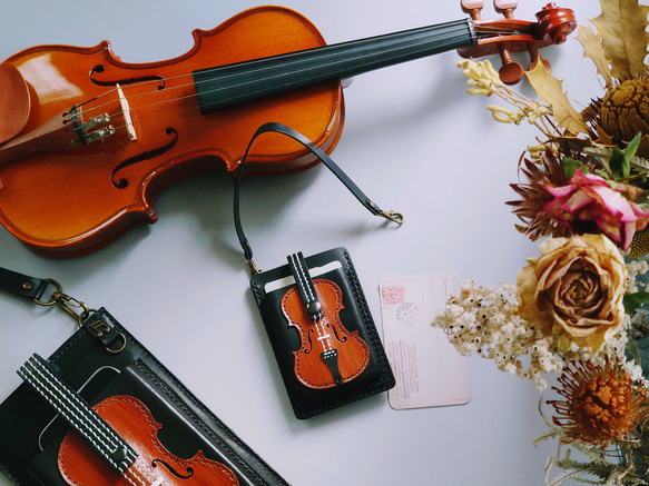 ◆特集掲載【受注制作】個性派！ミニチュアバイオリンのカードケース【ナスカン革紐付】ポイントカード入れ・カードホルダー 2枚目の画像