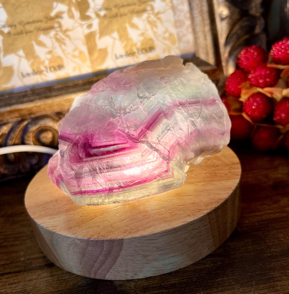 フローライト原石(蛍石)の間接照明☆LED木製ディスプレイ台座242g(A