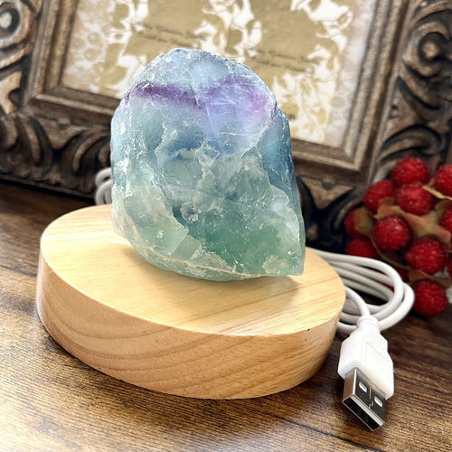フローライト原石(蛍石)の間接照明☆LED木製ディスプレイ台座257g(B