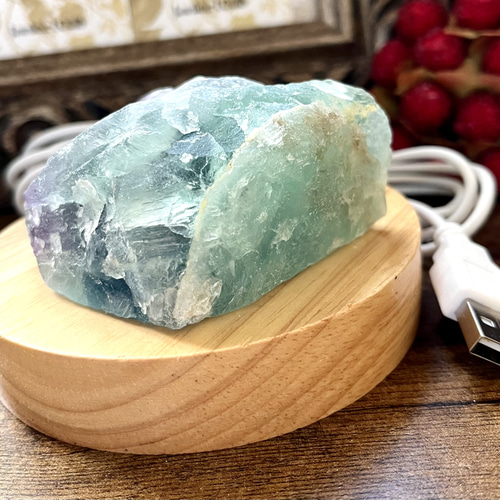 フローライト原石(蛍石)の間接照明☆LED木製ディスプレイ台座257g(B