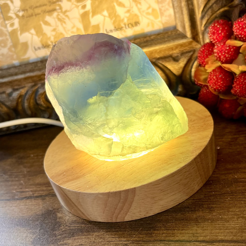 フローライト原石(蛍石)の間接照明☆LED木製ディスプレイ台座257g(B