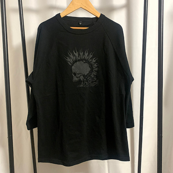 【大人のパンクロックスタイル】スカルブラックプリントラグランTシャツ 3枚目の画像