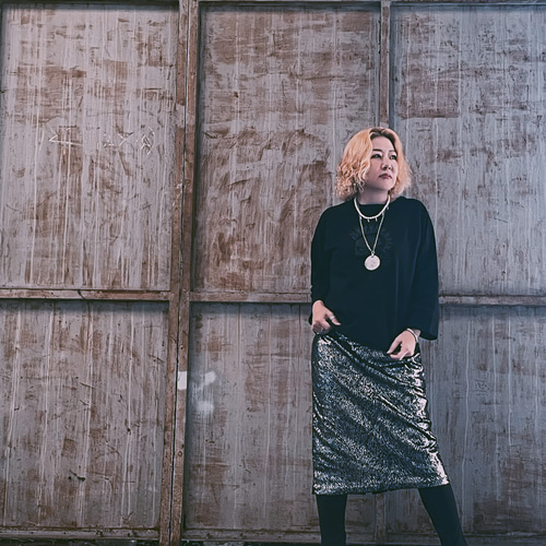 大人だから履きこなせる究極の派手スカート】シルバーベルベット  