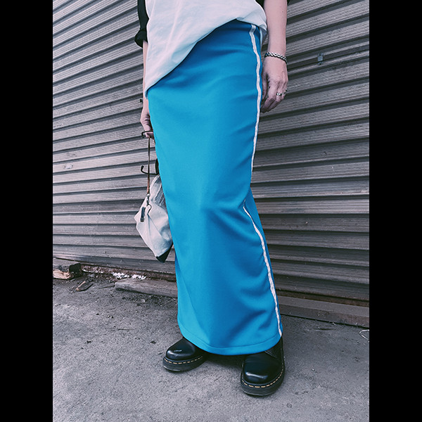 【縦長シルエット＆ウエストすっきり】大人のカジュアルスカイブルージャージスカート