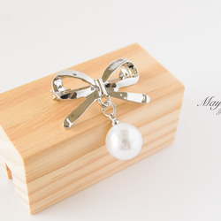 『大人可愛いリボンとパールのブローチ・シルバー』 4枚目の画像