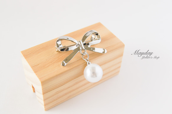 『大人可愛いリボンとパールのブローチ・シルバー』 4枚目の画像