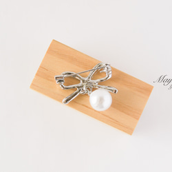 『大人可愛いリボンとパールのブローチ・シルバー』 7枚目の画像