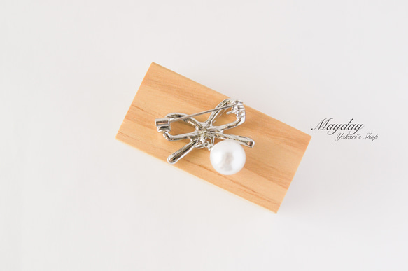 『大人可愛いリボンとパールのブローチ・シルバー』 7枚目の画像