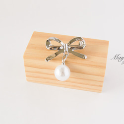 『大人可愛いリボンとパールのブローチ・シルバー』 2枚目の画像