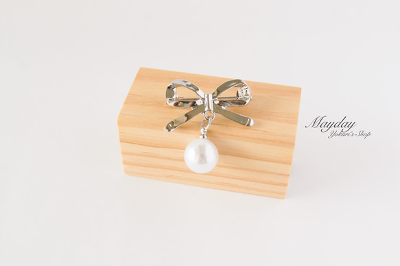 『大人可愛いリボンとパールのブローチ・シルバー』 2枚目の画像