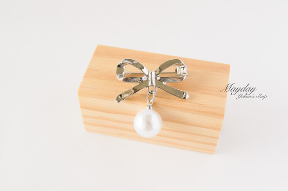 『大人可愛いリボンとパールのブローチ・シルバー』 1枚目の画像