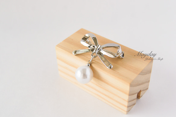 『大人可愛いリボンとパールのブローチ・シルバー』 3枚目の画像