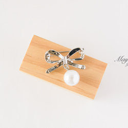 『大人可愛いリボンとパールのブローチ・シルバー』 5枚目の画像