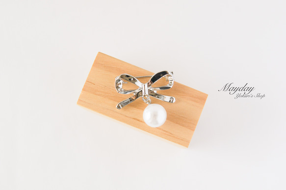 『大人可愛いリボンとパールのブローチ・シルバー』 5枚目の画像