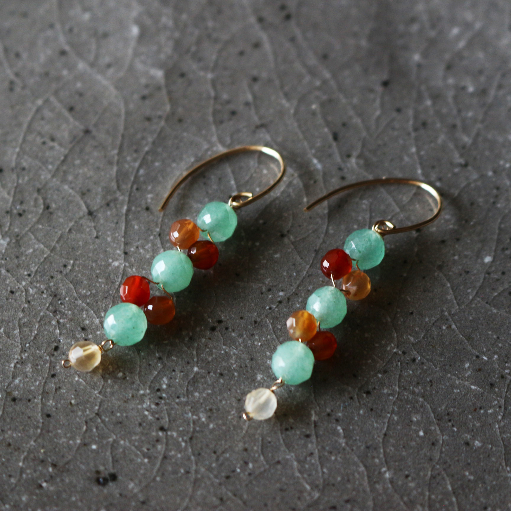 ミントグリーンと赤色ピアス ピアス（フック・チェーン） ayuujewelry