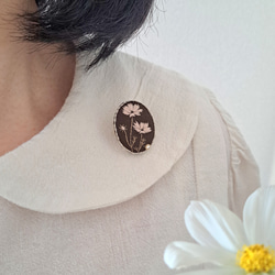 淑女になる耳飾り　柔らかなピンク秋桜　刺繍　ブローチ 1枚目の画像