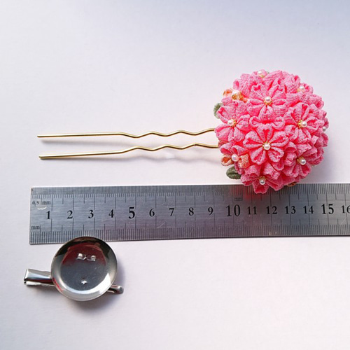 桜モチーフ半くす玉かんざし（一越ちりめん） つまみ細工（金具変更可