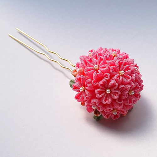 桜モチーフ半くす玉かんざし(一越ちりめん) つまみ細工(金具 桜モチーフ半くす玉かんざし(一越ちりめん) つまみ細工(金具