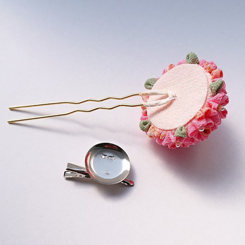 桜モチーフ半くす玉かんざし（一越ちりめん） つまみ細工（金具