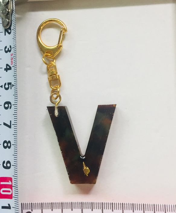 アルファベット　キーホルダー　レジン　べっ甲　V 2枚目の画像