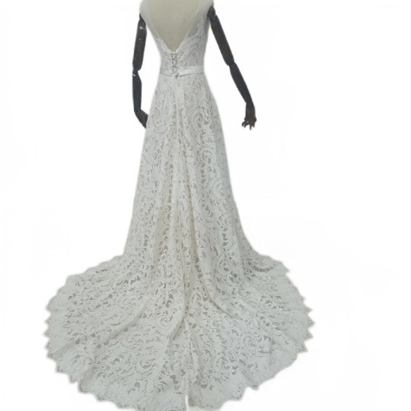ウエディングドレス  贅沢な小花総レース  編み上げ    結婚式  エレガント   バックレス 3枚目の画像