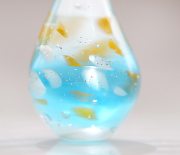 ガラスの雫の小さなオブジェ 「秋空とコスモスの花弁」 5枚目の画像