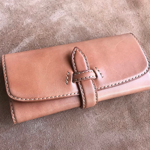 ベルト留めが印象的なヌメ革の長財布 受注製作 送料無料 長財布 Rennon