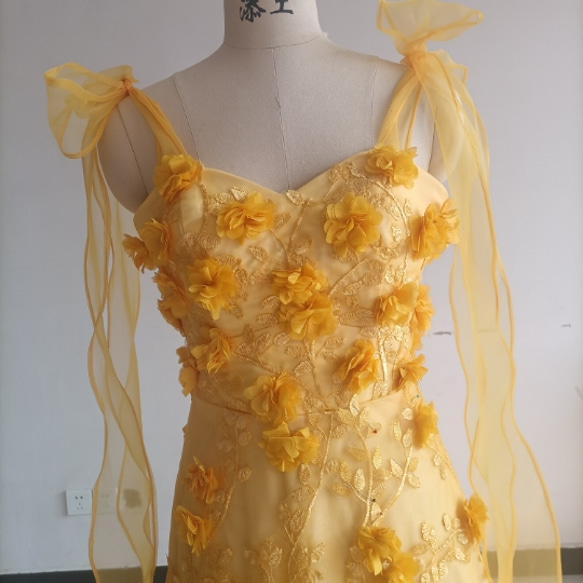 艷麗的顏色禮服，黃色，精緻的蕾絲，漂亮的花朵，炫耀背部，新娘/正面拍攝 第2張的照片