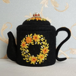 フェルト・刺繍のティーセット&ケーキ　黒に黄色の花　 4枚目の画像