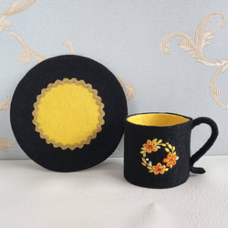フェルト・刺繍のティーセット&ケーキ　黒に黄色の花　 9枚目の画像